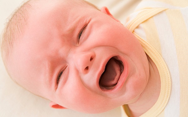 40 günlük bebek emerken ağlıyor
