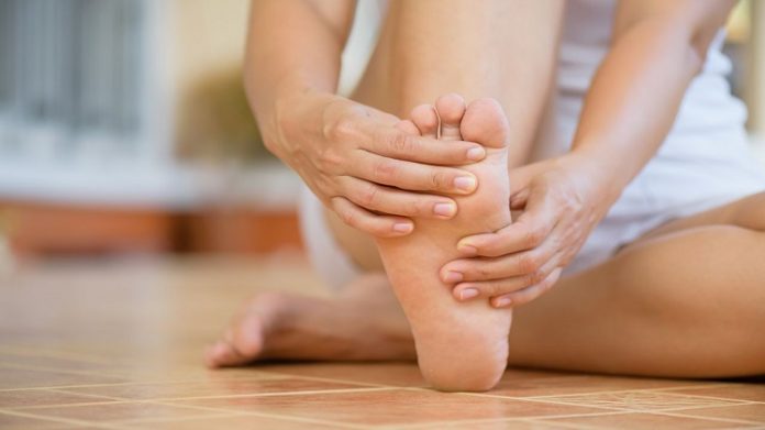 ayak parmaklarında kramp ve ağrı nedenleri